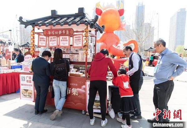 天津海河邊，愛(ài)書人相聚舊書市集